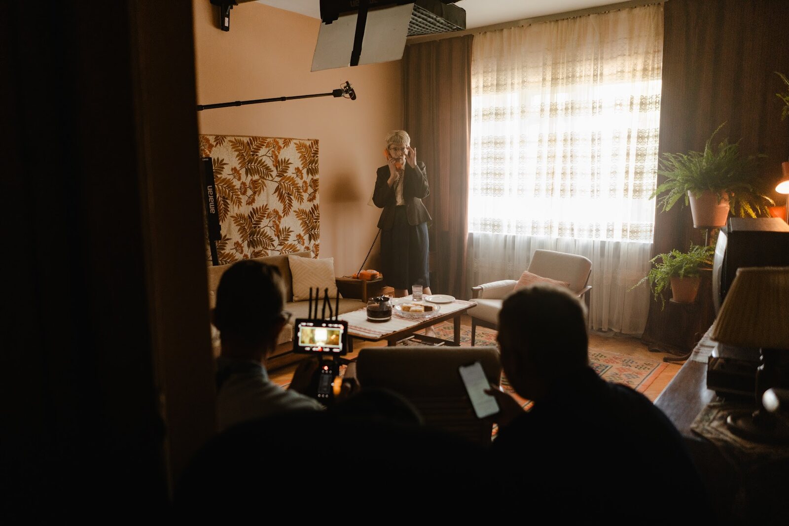 Ekipa filmowa przy monitorze podczas zdjęć do filmu Mistyczka